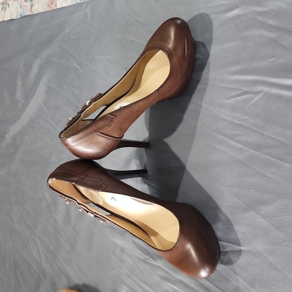 Heels, Guess 4" high heels, size 7. Very Lightly worn - Picture 3 of 7